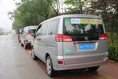 鄭州日產(chǎn)捐書車隊_副本.jpg