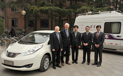 揭牌儀式嘉賓在啟辰e30純電動(dòng)車旁合影_副本.jpg