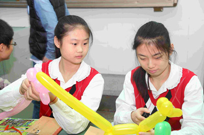 特殊學(xué)生在志愿者的指導(dǎo)下進(jìn)行氣球手工_副本.jpg