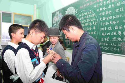 同學(xué)們?yōu)榈綀?chǎng)人員佩戴自制胸花_副本.jpg