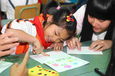 志愿者們幫助孩子們學(xué)習(xí)手印畫(huà)_副本.jpg