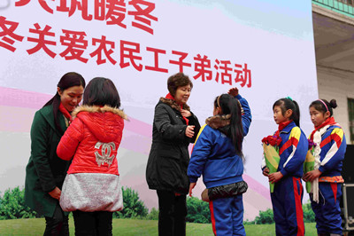 孩子們?yōu)轭I導佩戴紅領巾_副本.jpg